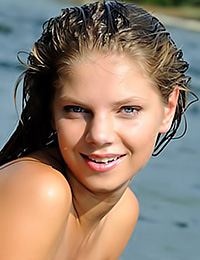 Stunning lady poses absolutely nude