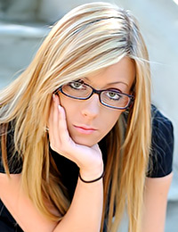 Would you like to enjoy watching how this hottie in glasses